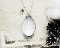 قلادة فضية بيضاوية
