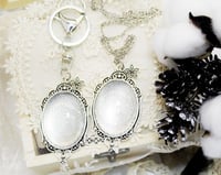 قلادة فضية بيضاوية