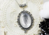 قلادة فضية بيضاوية
