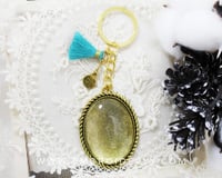 قلادة ذهبية بيضاوية