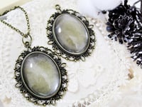 قلائد بيضاوية برونزي