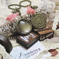 ميدالية بنقش بالخلف لون برونزي