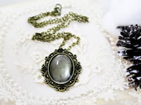 قلائد بيضاوية برونزي