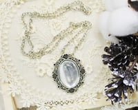 قلادة فضية بيضاوية