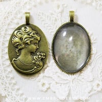 قلادة فتاة فيكتوري برونزي