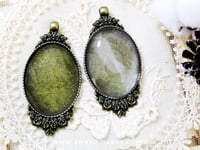 قلائد بيضاوية برونزي