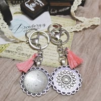 ميدالية بنقش بالخلف لون فضي