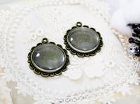 قلائد دائرية برونزي