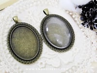 قلائد بيضاوية برونزي