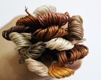 خيوط تطريز درجات البني