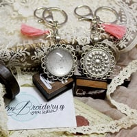 ميدالية بنقش بالخلف لون فضي