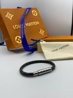 إساورة جلد فضي