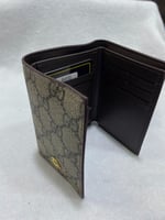 محفظة قوتشي بني مطاط