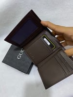 محفظة قوتشي بني مطاط