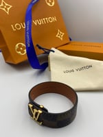 إساورة جلد عريض