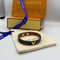 إساورة جلد نحيف