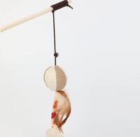 سنارة قطط مع كرة محشوة وريش – لعبة ترفيهية لتحفيز...