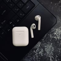 سماعة لاسلكية PPL 21 بلوتوث مع علبة شحن ابيض