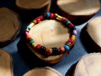 سوارة من الخرز الخشبي بتصميم عشوائي