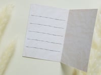 بطاقة إهداء بتصميم ورقة موسيقية