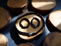 مجموعة سوارة من الخرز الاسود وخواتم (3 قطع)