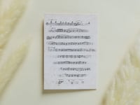 بطاقة إهداء بتصميم ورقة موسيقية