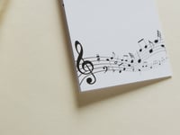 بطاقة إهداء بتصميم سنفونية موسيقية