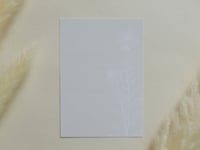 بطاقة إهداء بتصميم زهرة (بيج)