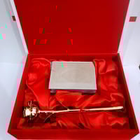 طقم الوردة الذهبية مع مصحف وصندوق جلد VIP