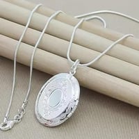 قلادة الفضة تصميم عتيق