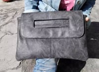 شنطة باوتش تشيل لابتوب 13 انش واوراق a4 مقاسها 37*...