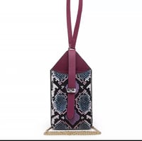 حامل جوال وعدد من البطايق