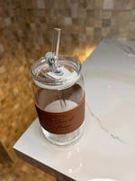 كوب زجاجي مع مصاص لون بني - جملي