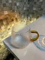 كوب زجاجي بمسكه