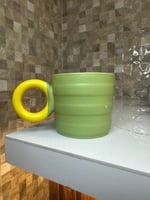 كوب سيراميك اخضر بمسكه صفراء