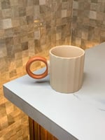 كوب سيراميك بمسكه برتقالي