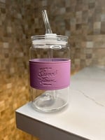 كوب زجاجي مع مصاص لون وردي