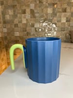 كوب سيراميك بمسكه ازرق و اخضر