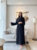 عباية كريب ملكي تطريز اسود | G47