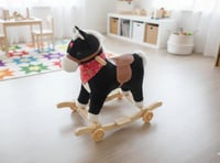 كرسي هزاز شكل حصان اسود صغير