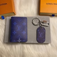 محفظه مع ميداليه لويس فيتون