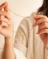 قلادة نسائيه، كتابه من الاربع جهات