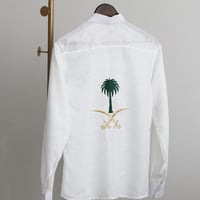 قميص ابيض مطرز بــ شعار المملكة - اليوم الوطني 95