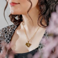 قلاده خريطة المملكة مع سيفين ونخلة