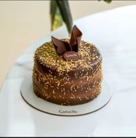 بوكس الورد مع الكيك و السلسال من اختيارك