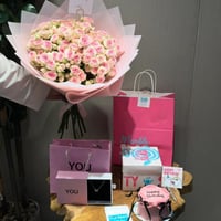 باقة ورد مع كيك و سلسال من اختيارك