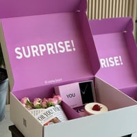 بوكس الورد مع الكيك و السلسال من اختيارك