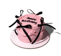 بوكس الورد مع الكيك و السلسال من اختيارك