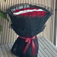 باقة ورد 60 ورده مع كتابه على الشريطة من اختيارك