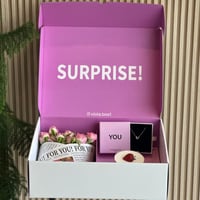 بوكس الورد مع الكيك و السلسال من اختيارك